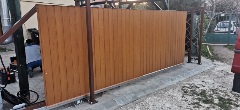 Úszökapu 4mx 1,7m  trapézlemez borítással